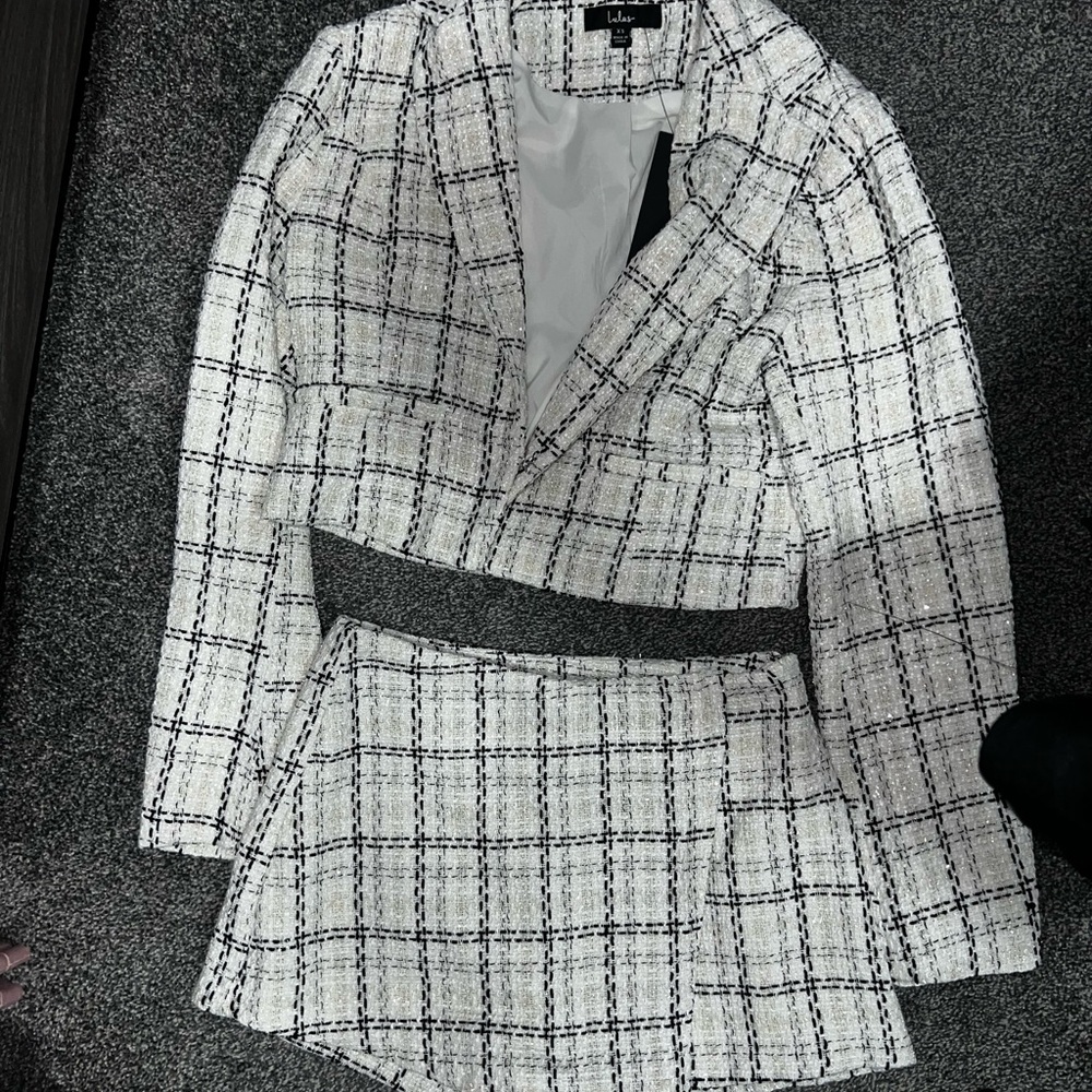 Elegant White and Black Checkered Blazer and Skirt Se